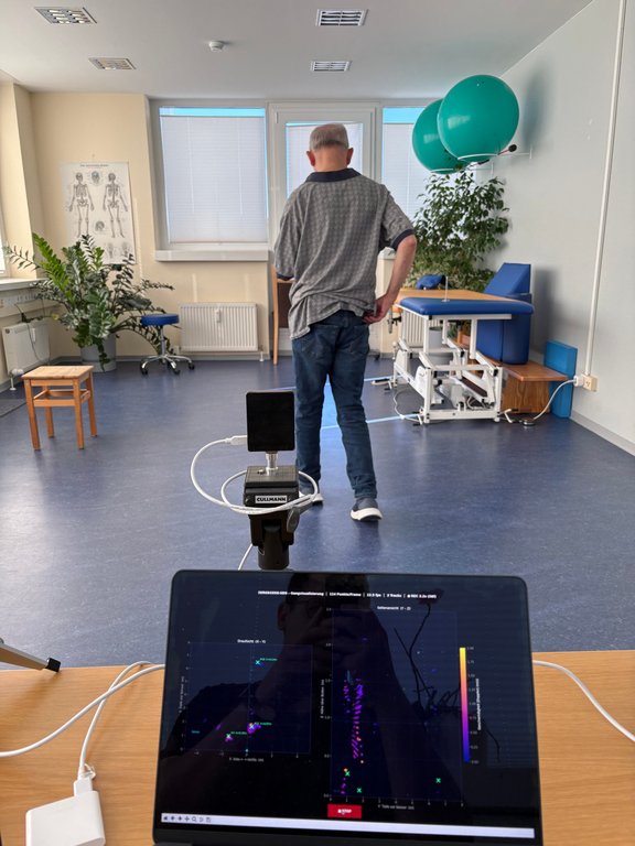 Radargestützte Bewegungsanalyse: Ein Sensor erfasst die Gangbewegungen einer Testperson und visualisiert sie als Punktwolke.